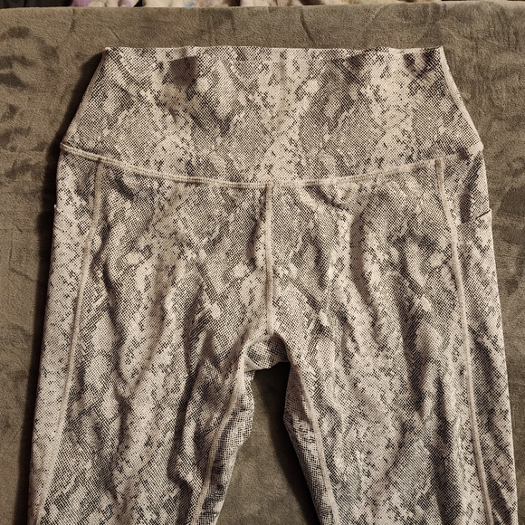 Set of Curves and Combatboots Snake print leggings and bra. - Picture 3 of 9